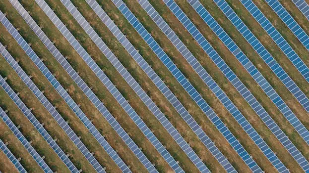 توقيع اتفاقية الوكالة الرسمية بين مؤسسة القطاع لأنظمة الطاقة الشمسية وشركة Pylontech العالمية – الوكيل المعتمد لبطاريات بايلونتك في اليمن